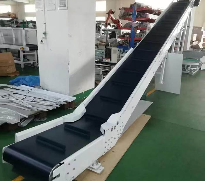 Dây chuyền băng tải leo có vách ngăn